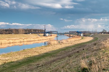 Fototapeta na wymiar budowa mostu nad kanałem w Opolu