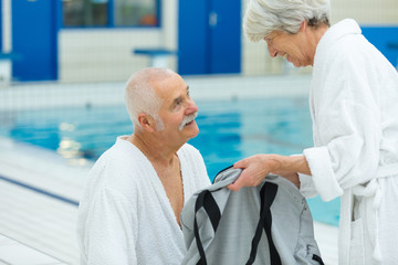 Fototapeta premium senior couple holding hands in a swimming pool