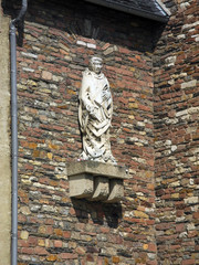 Statue an der Kirche in Rüdesheim