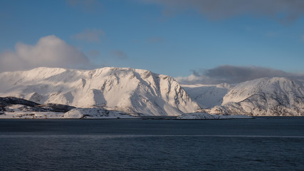 schneebedeckter Berg Fjord Alta Seeseite