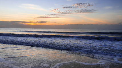 Obraz premium Beautiful outdoor landscape of sea and beach at sunrise