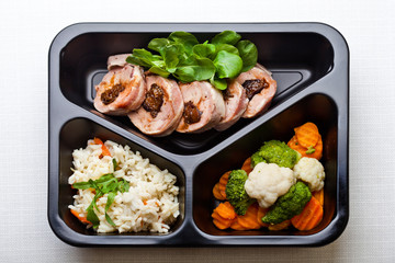 Zdrowa dieta pudełkowa obiad lunch box, pełnowartościowy, zbilansowany fit posiłek - obrazy, fototapety, plakaty