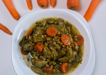 menestra de verduras en plato blanco