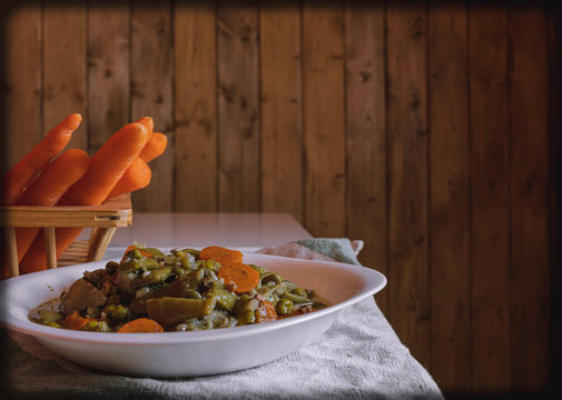 menestra de verduras en plato blanco