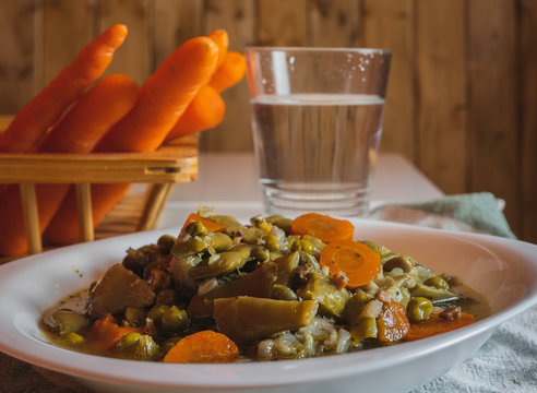 menestra de verduras en plato blanco