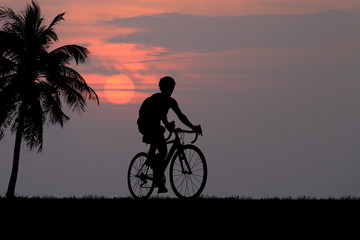 Obraz premium Silhouette Cycling on blurry sunrise sky background.