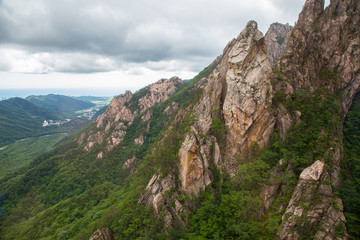 Fototapeta premium Beautiful Landscape view of peak Seorak mountains at the Seorak-san National Park, Soraksan, South Korea.