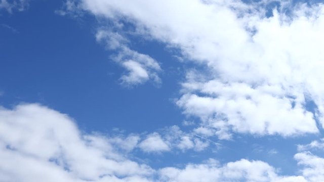 青空を飛ぶ飛行機　飛行機雲　旅行イメージ