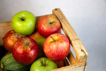 Cajón de manzanas frescas