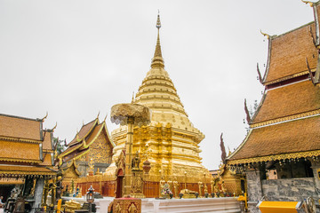 Fototapeta na wymiar Golden pagoda in wat Phrathat Doi Suthep
