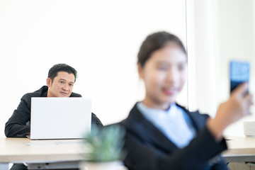 Obraz premium businessman boss leader looking teammate in office from backside