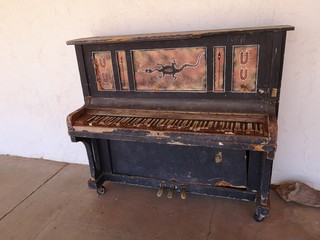 Altes Piano mit Aboriginal Motiven, Australien