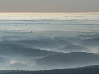 vue aérienne de la vallée de la Seine dans la brume à TVernon dans l'Eure en France
