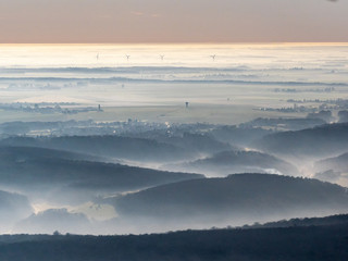 vue aérienne de la vallée de la Seine dans la brume à TVernon dans l'Eure en France