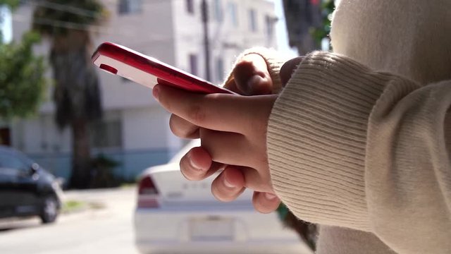 Mujer navega en tel&eacute;fono celular
