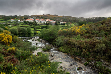 Fototapeta na wymiar pequeño pueblo con un rio