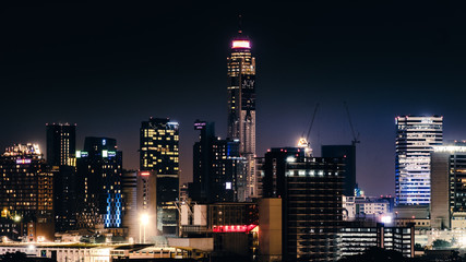 Fototapeta na wymiar bangkok skyline at night