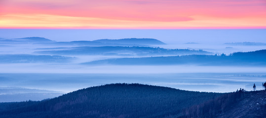 Sonnenaufgang auf dem Brocken, Aussicht über Hügel und Wälder mit Talnebel, Nationalpark Harz, Sachsen-Anhalt, Deutschland