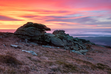 Sonnenaufgang auf dem Brocken, Felsformation Teufelskanzel und Hexenaltar, Nationalpark Harz,...