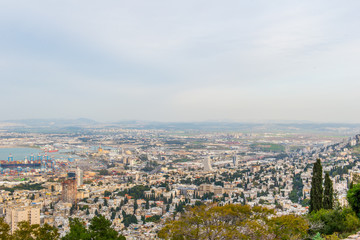 Fototapeta na wymiar View of Haifa from the Bahai garden