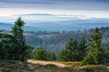 Aussicht vom Brocken über Hügel und Wälder mit Talnebel, Nationalpark Harz, Sachsen-Anhalt, Deutschland