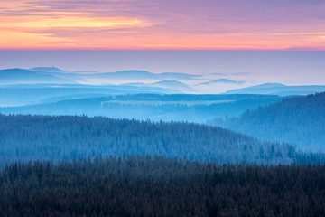 Aussicht über Hügellandschaft mit Talnebel bei Sonnenuntergang, Nationalpark Harz, Niedersachsen, Deutschland - obrazy, fototapety, plakaty