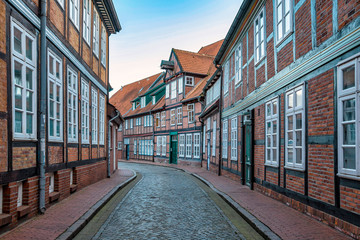 Strasse mit Fachwerkhäusern in der Altstadt von Stade