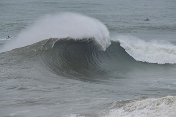 A incrível onda da Nazaré, em Portugal, está na moda hoje em dia.