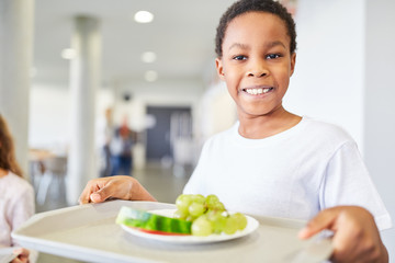 Afrikanischer Junge in der Cafeteria