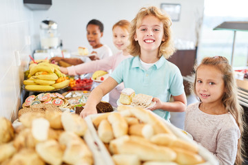 Schüler nehmen sich Obst am Büffet