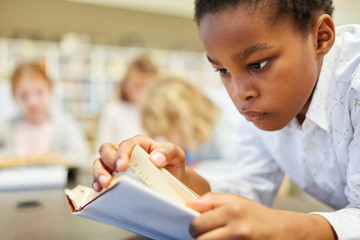 Schüler liest konzentriert in einem Buch