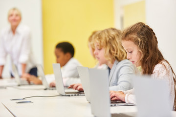 Kinder am Laptop in einer Computer Klasse