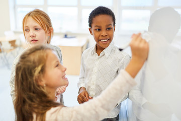 Fototapeta premium Kinder an der Tafel im Mathematik Unterricht