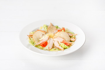 Caesar salad made from chicken meat, lettuce, tomato and cheese.