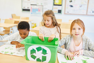 Kinder arbeiten an einem Ökologie Projekt