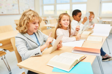 Gruppe Schüler in einer Computer Klasse