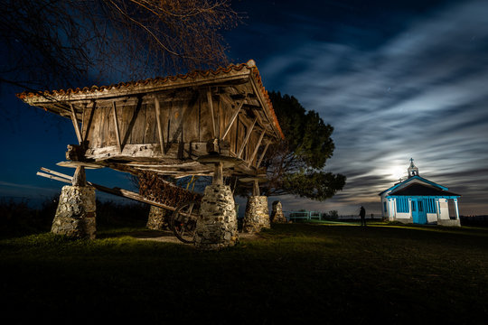Horreo Asturiano bajo la luz de la luna LIGHTPAINTING