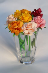 折り紙で作ったバラの花