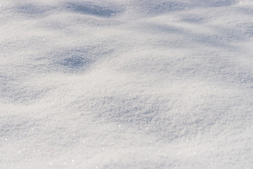 Fototapeta na wymiar Schneebedeckter Boden an einem sonnigen Tag