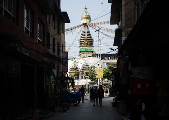 Stupa de Kathesimbu en la ciudad de Katmandú vista desde la calle