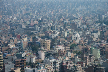 Vista de la ciudad de Katmandú desde la altura con el aire contaminado