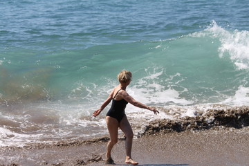 Fototapeta premium Mature woman on the pacific ocean waves