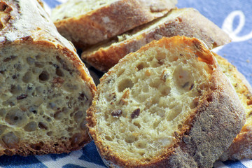 baguette de pain aux céréales tranchée