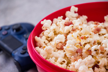 Pipoca com bacon na bacia vermelha