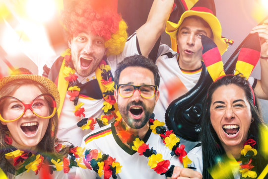 Deutsche Fans feiern bei einem Fussball meisterschaft Sieg