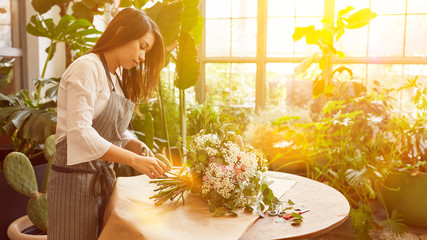 Florist binds bouquet to order