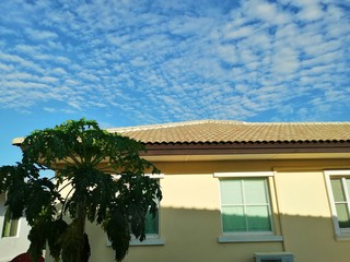 Fototapeta na wymiar house with blue sky background 