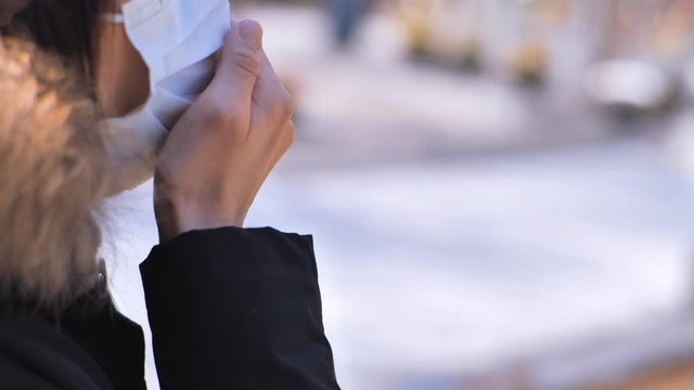 マスクをして咳をする女性