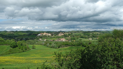 Fototapeta premium Panorama di San Giovanni d'Asso in provincia di Siena