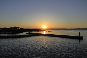 錦江湾に沈む夕日 (鹿児島)